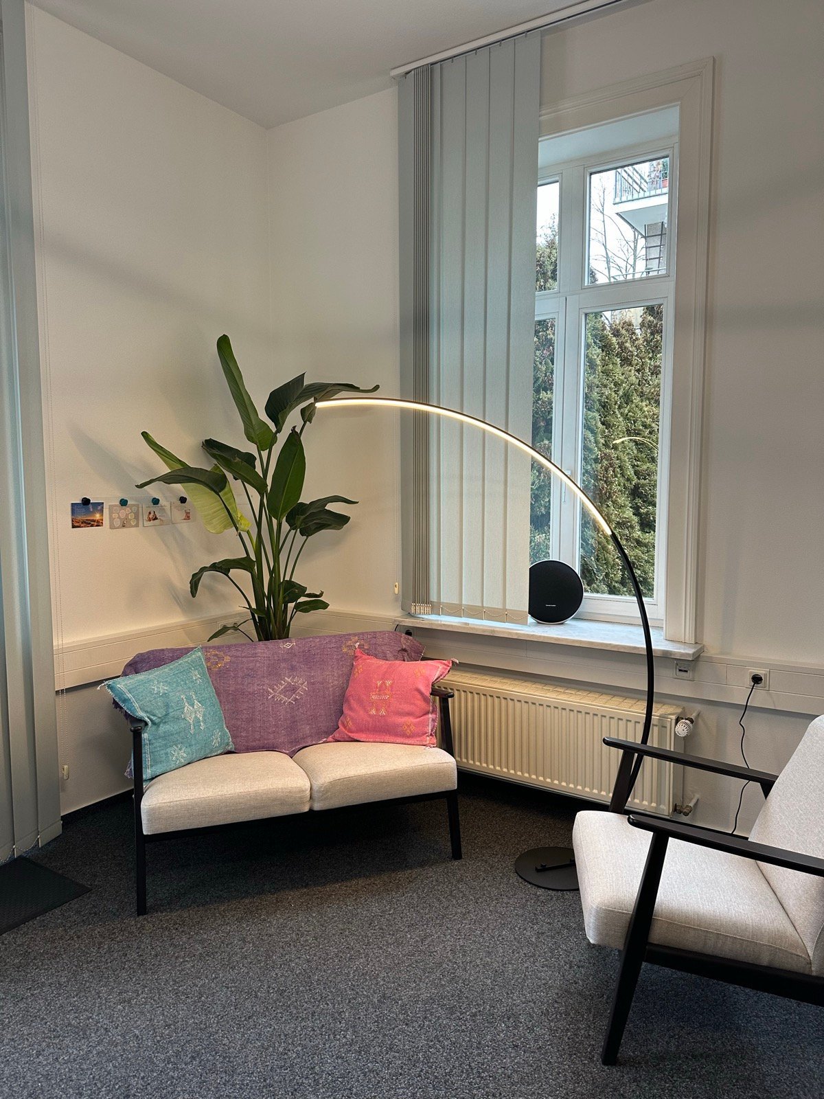 Therapieraum – Couch und Pflanzen