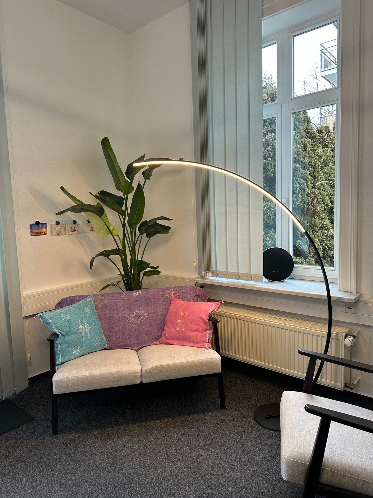 Therapieraum – Sitzecke mit Tageslicht