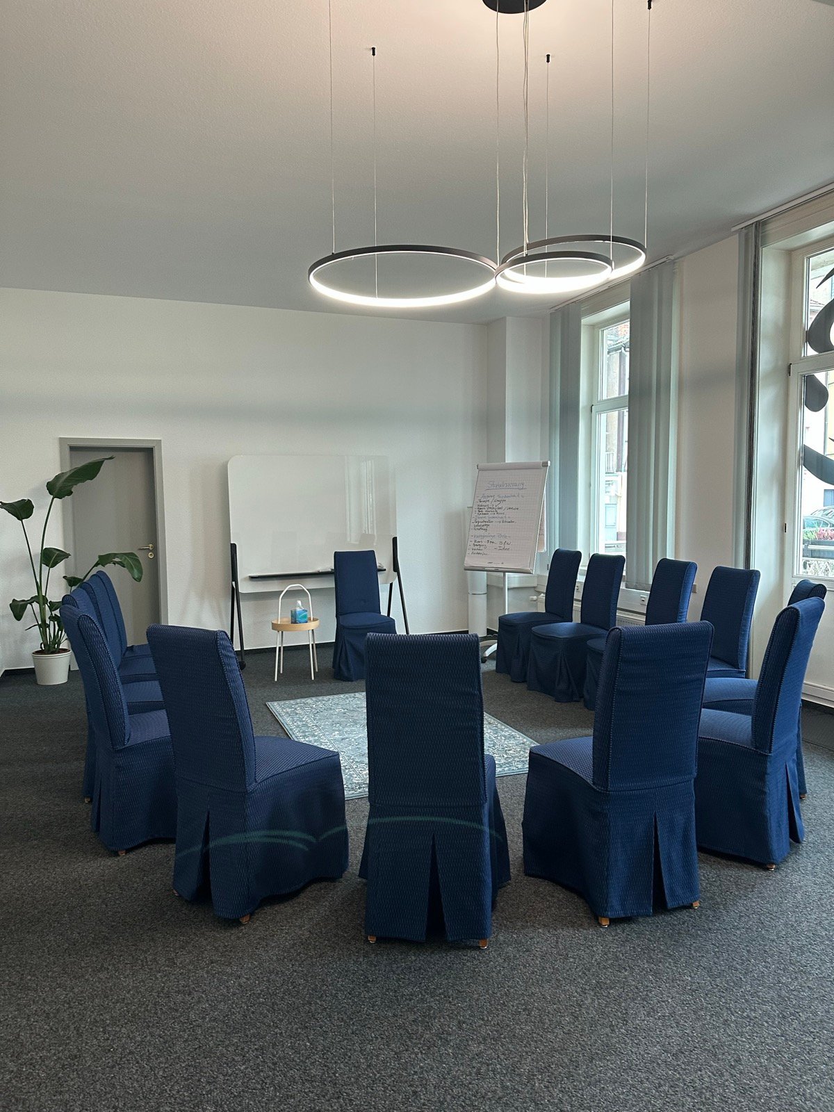 Gruppenraum – blaue Stühle im Kreis