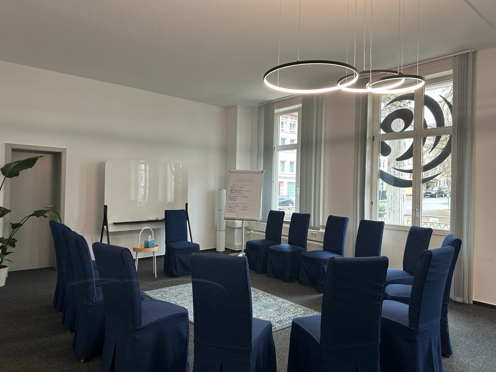 Gruppenraum – Ringlampen und große Fenster